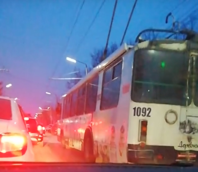 Огромная пробка: на Новой оборвало троллейбусные провода