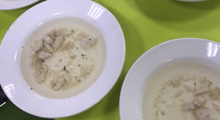 Вода и бледные кусочки: обед в нижегородской школе поразил россиян
