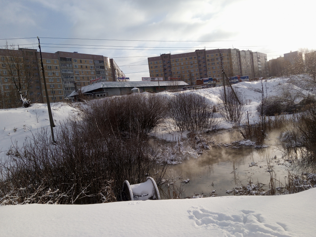 "Чудесный" аромат: жители Дашково-Песочни соседствуют с канализационными стоками