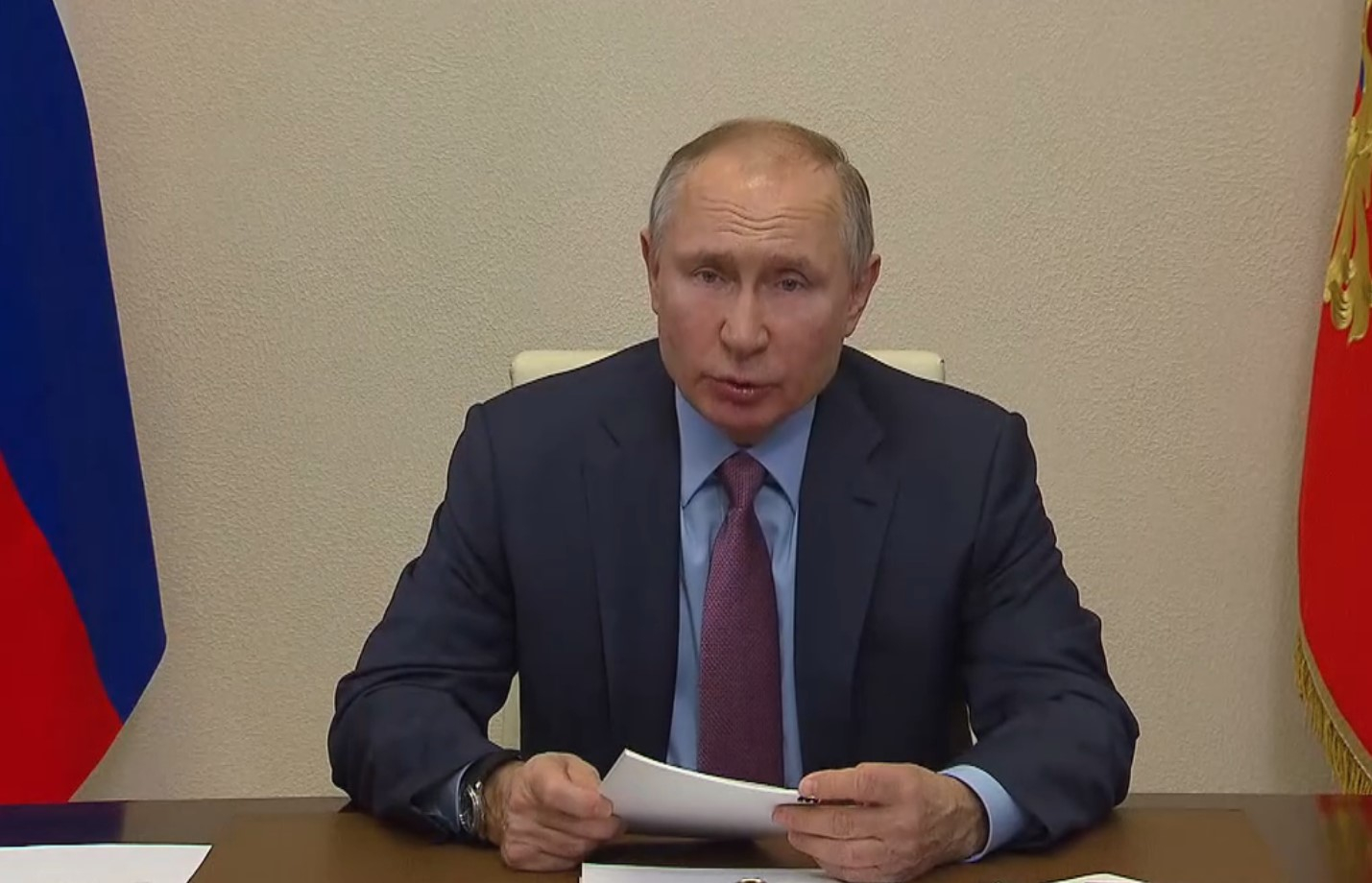 Лишь бы не снизили: Путин поручил отрегулировать зарплаты бюджетников