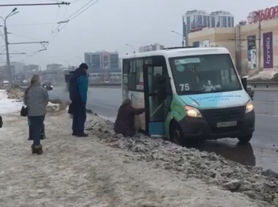 Стоило ожидать: женщина упала, пытаясь добраться до маршрутки через снежный вал