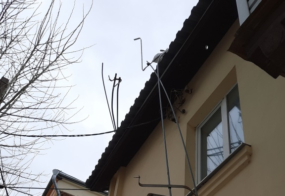 Народный контроль: снег сорвал с крыши дома снегозадержатель