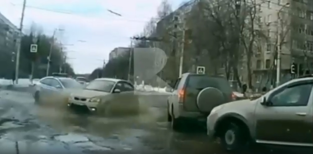 Нелепая авария: в Канищеве легковушка столкнулась с машиной ДПС