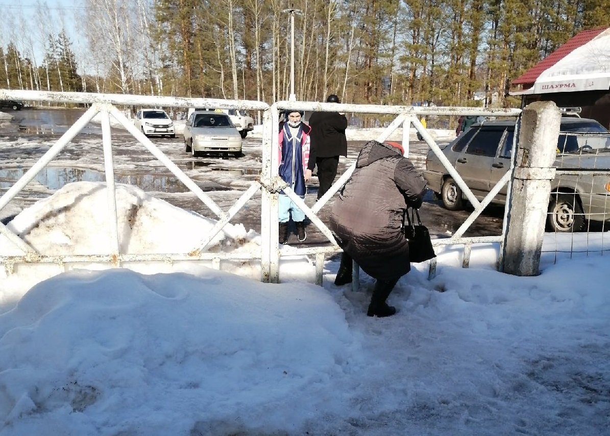 Квест-рум Касимов: людям приходится нырять сквозь забор по пути в больницу