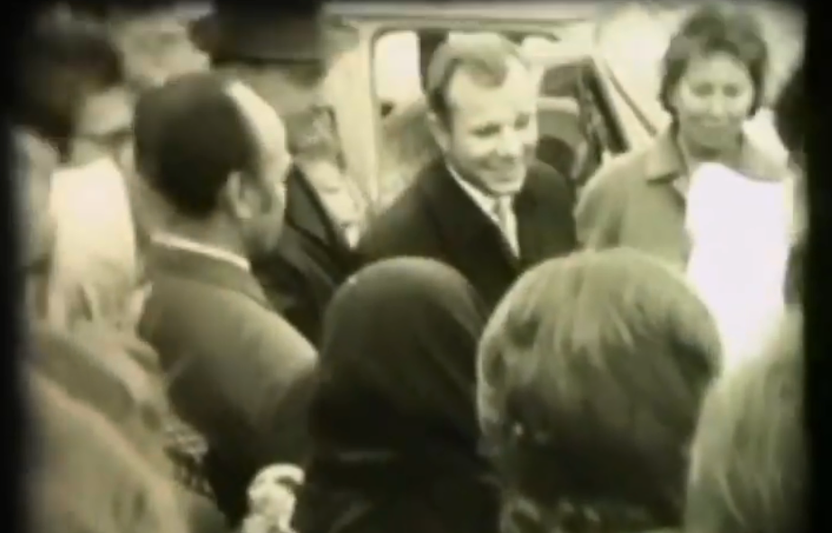 Кадры хроники: Гагарин посещает Рязань. История о том, как "разорили" лоток с литературой