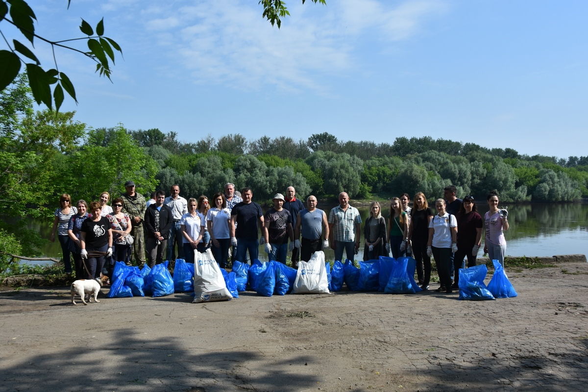 35 мешков мусора: в Лесопарке прошла большая уборка
