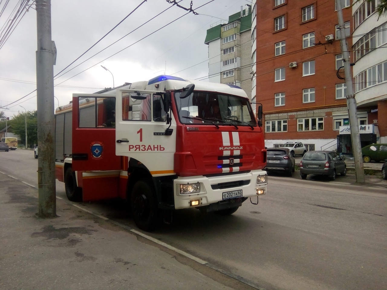 Прямо на парковке: на улице Садовой загорелись два автомобиля