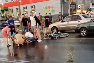 В тяжелом состоянии: мотоциклист сбил ребенка на Михайловском шоссе