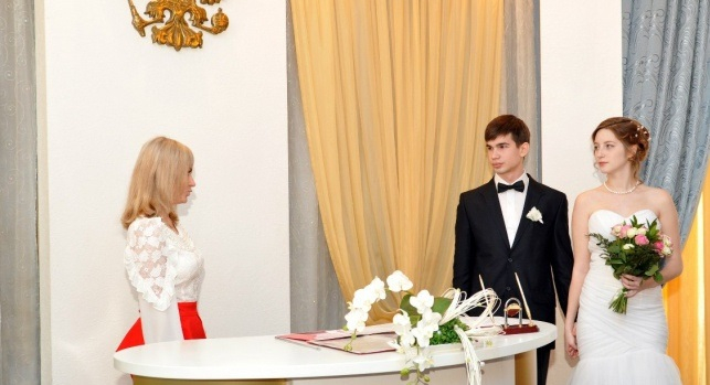Только по желанию: россиянам разрешили не ставить в паспорте штамп о браке