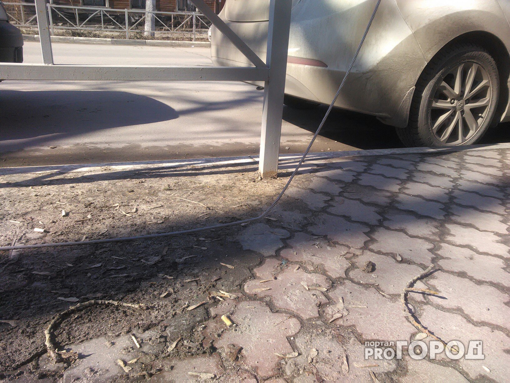 Жалоба от читателя: оголенный провод на улице в самом центре Рязани