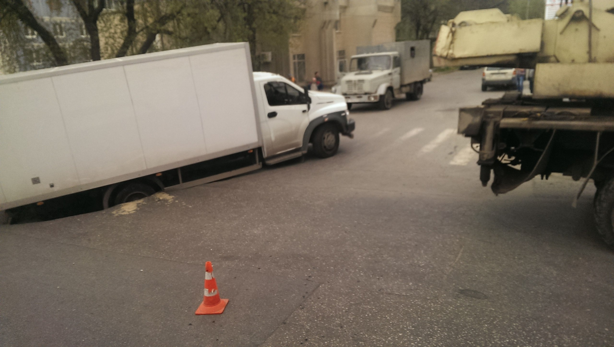 На улице Новой грузовик проломил асфальт