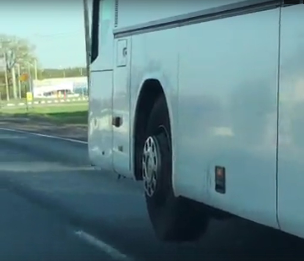 Очевидец снял на видео "взлетающий" автобус