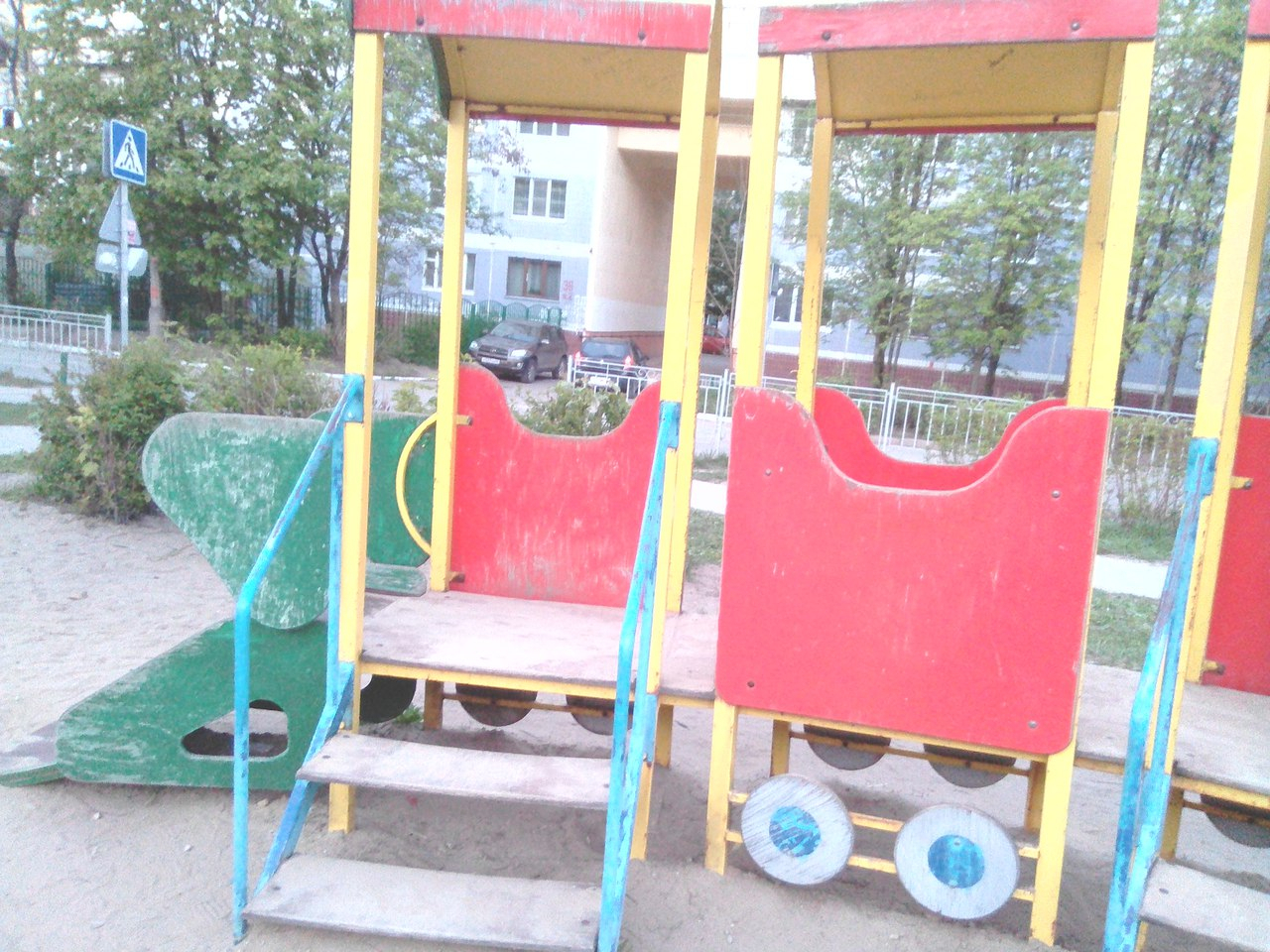 Народная жалоба.Детская площадка на улице Новоселов в ужасном состоянии