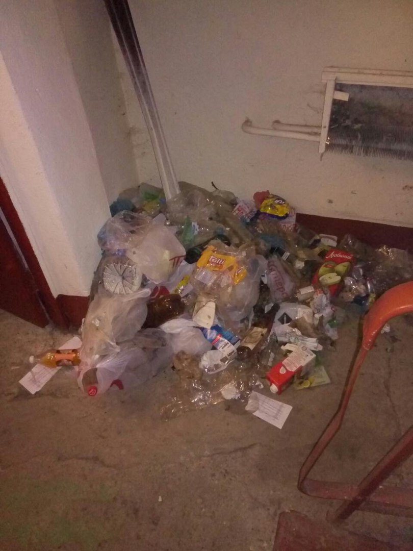 Неизвестный терроризирует соседей, оставляя пакеты с мусором в подъезде