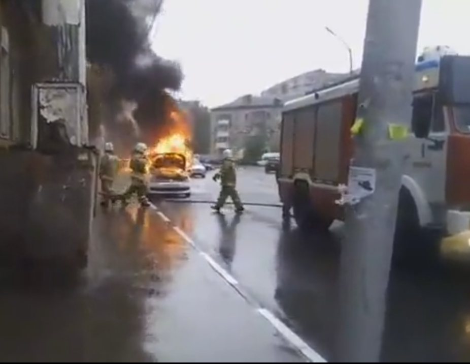 Загоревшийся автомобиль на Свободе: огонь перекинулся в салон за считанные секунды