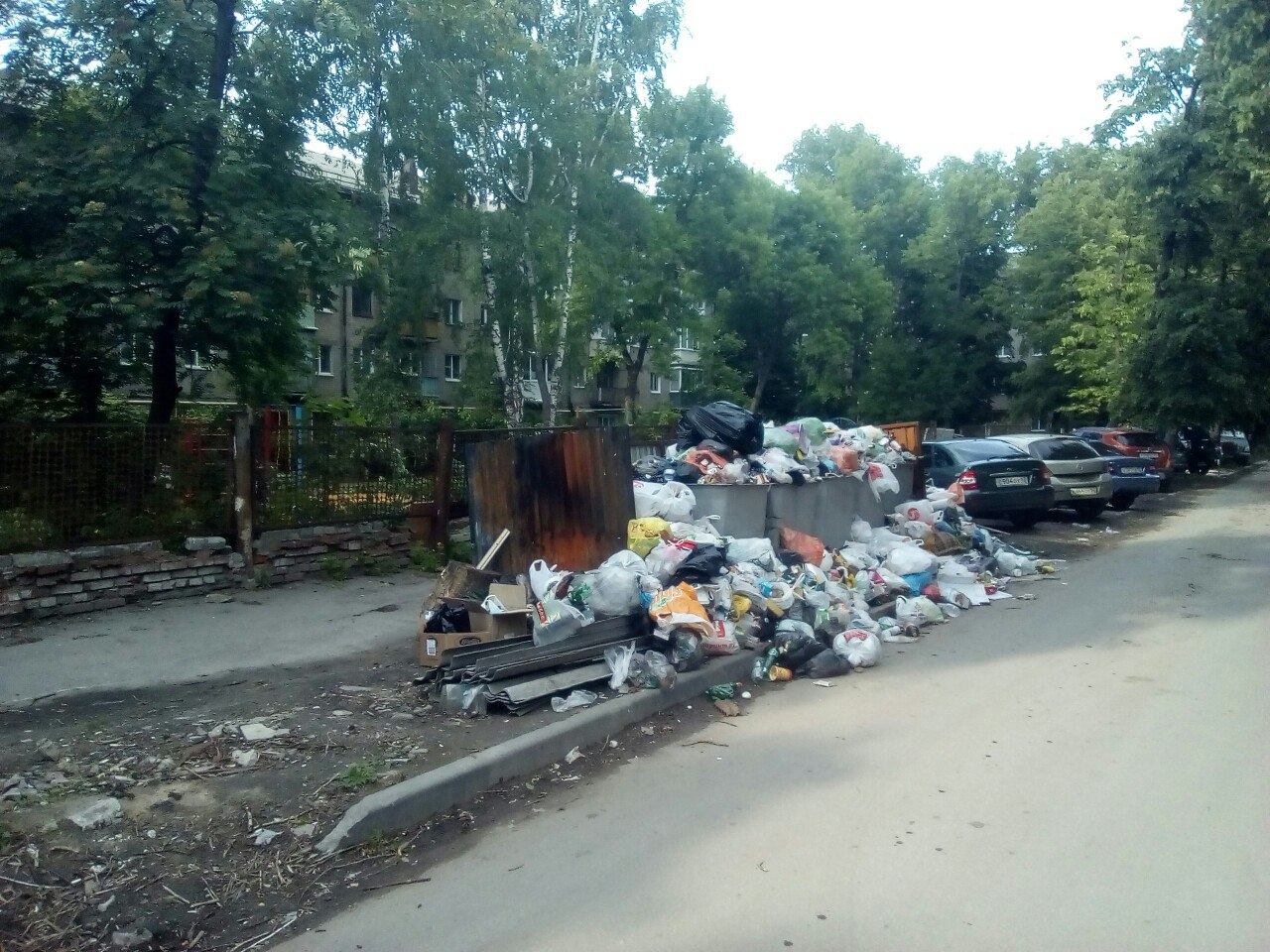 Обратная сторона Театральной площади - мусорная свалка в центре города