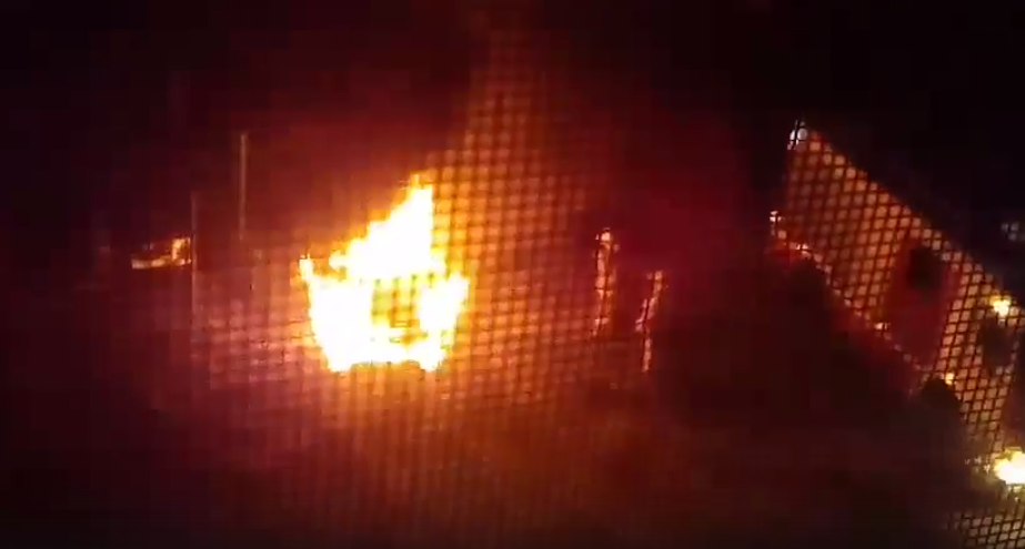 Ночью в Рязани сгорел автомобиль. В сети появилось видео