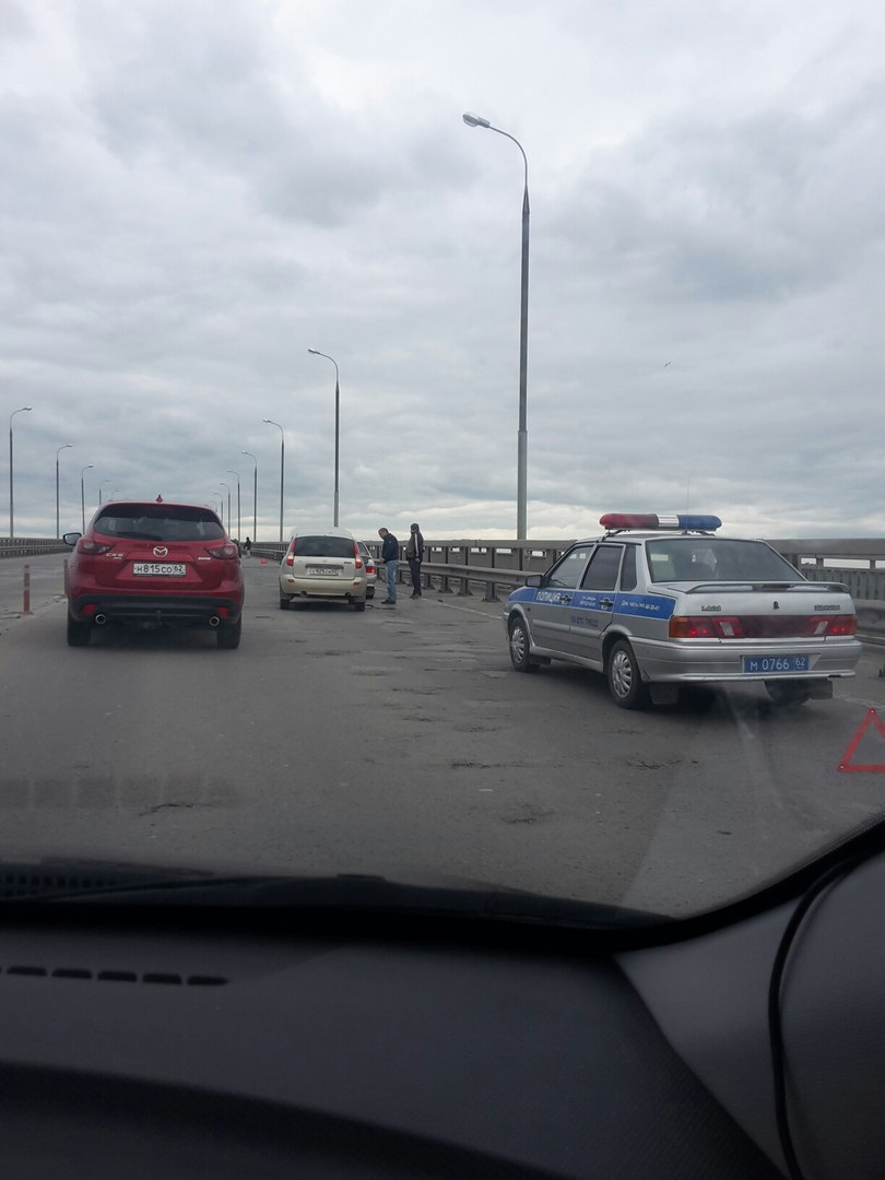 На Солотчинском мосту столкнулись два автомобиля - на месте аварии образовалась пробка