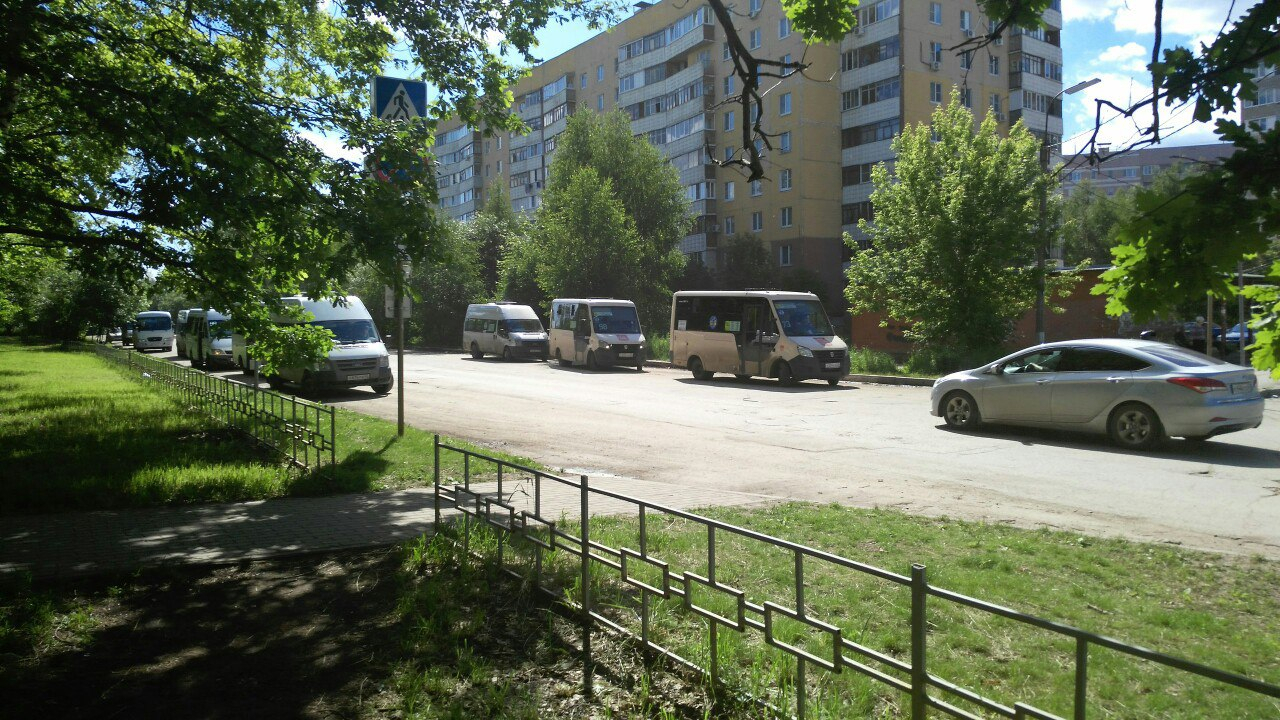 На Новоселов маршрутчикам выделили стоянку, но они паркуются посреди дороги