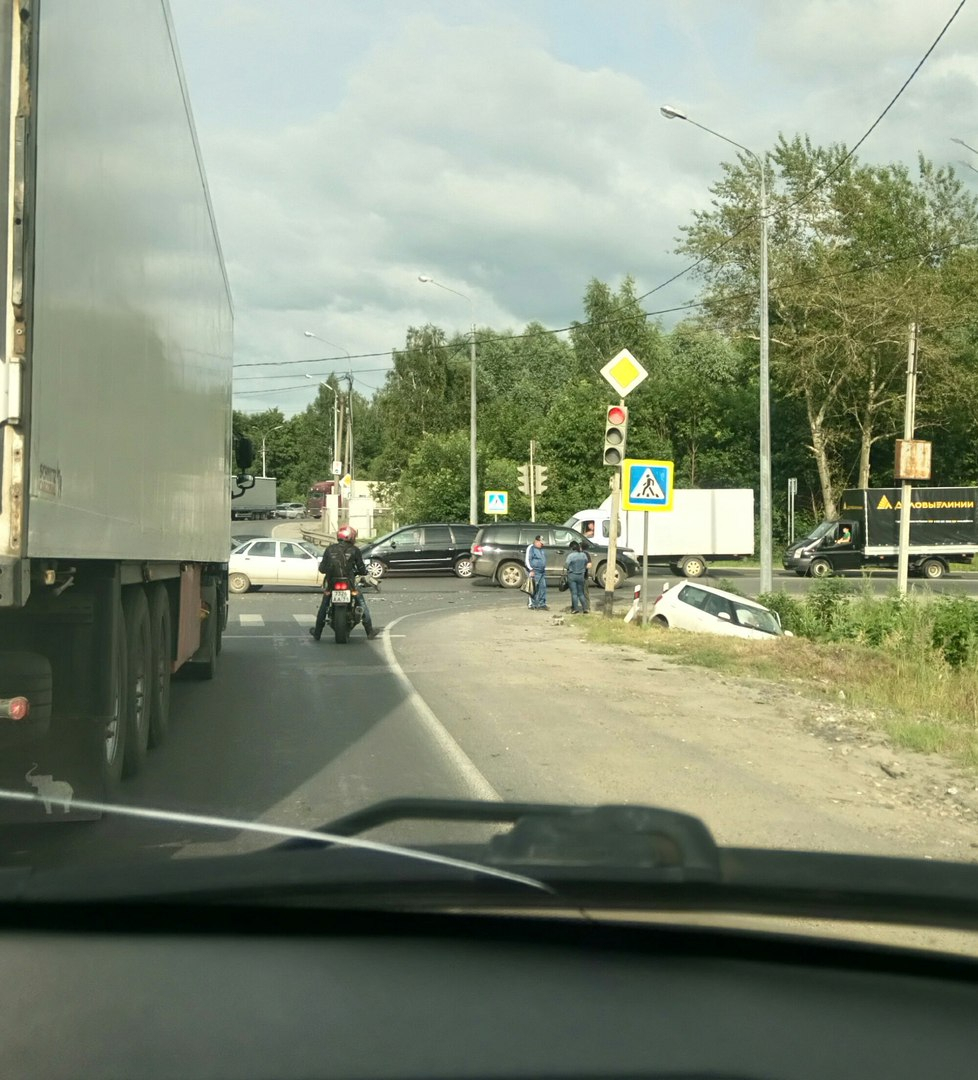 На Куйбышевском шоссе в Рязани "Шкода" улетела в кювет - комментарии ГИБДД