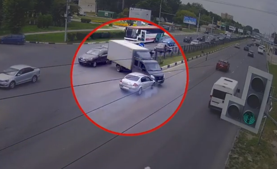 ДТП на Московском - водитель Рено не успел затормозить и влетел в грузовик