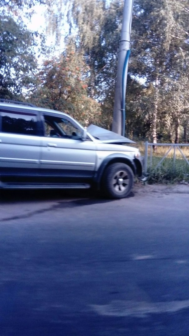 В Дашково-Песочне водитель влетел в столб