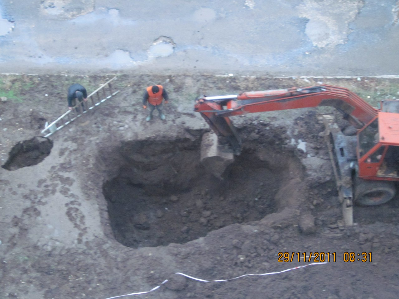 Раскопки на Касимовском шоссе - жильцы уверены, что там ищут клад