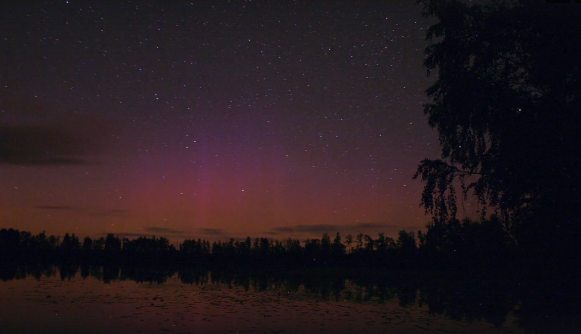 Рязанские астрономы засняли полярное сияние над Уржинским озером - видео