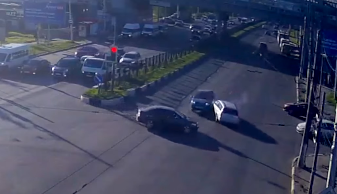 Очередное ДТП на Московском шоссе – столкнулись два легковых автомобиля. Видео