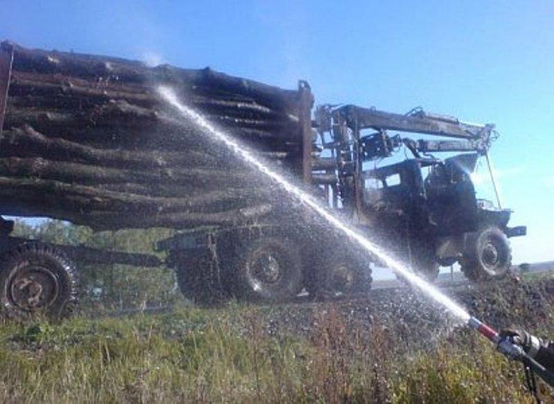 На трассе в Пронском районе сгорел лесовоз