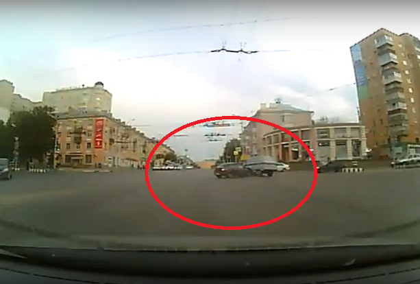 В центре Рязани "Рено" врезался в полицейскую "буханку" - видео