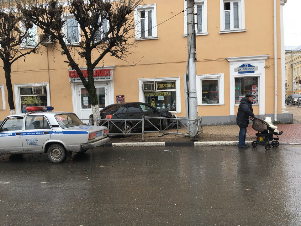 ДТП в центре Рязани - легковушка вылетела на тротуар и врезалась в дом