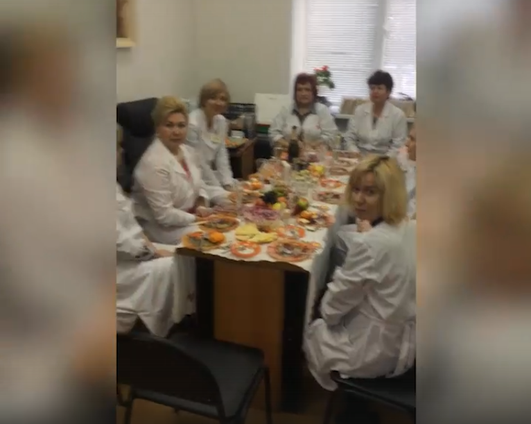 После публикации видео с застольем в рязанском Кардиодиспансере были уволены 2 врача