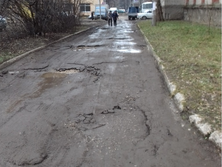 Разбитые дороги во дворах домов на улице Советской Армии не могут отремонтировать уже более 20 лет