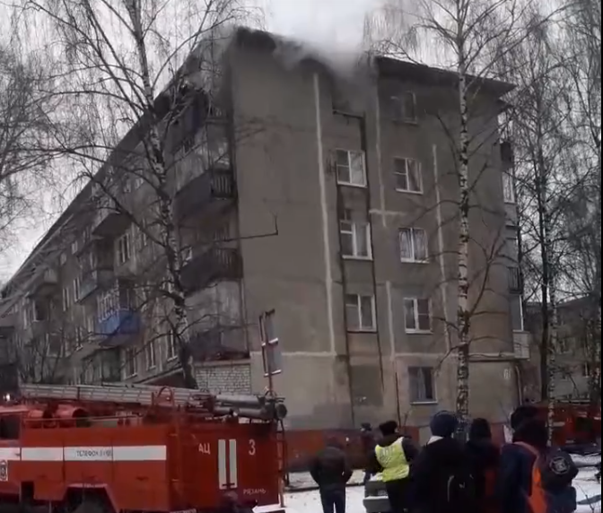 На улице Островского в Рязани сгорела квартира в пятиэтажке: видео