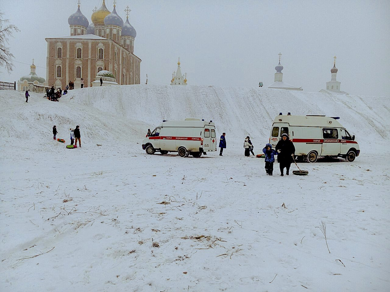 Опасный кремлевский вал: во время катания пострадали женщина и ребенок