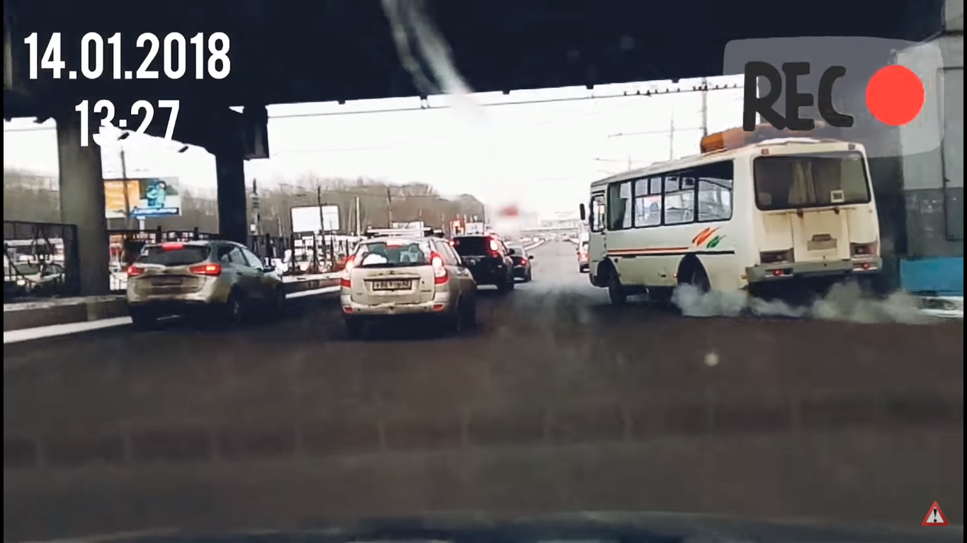 Рязанец чудом избежал ДТП с автобусом - видео