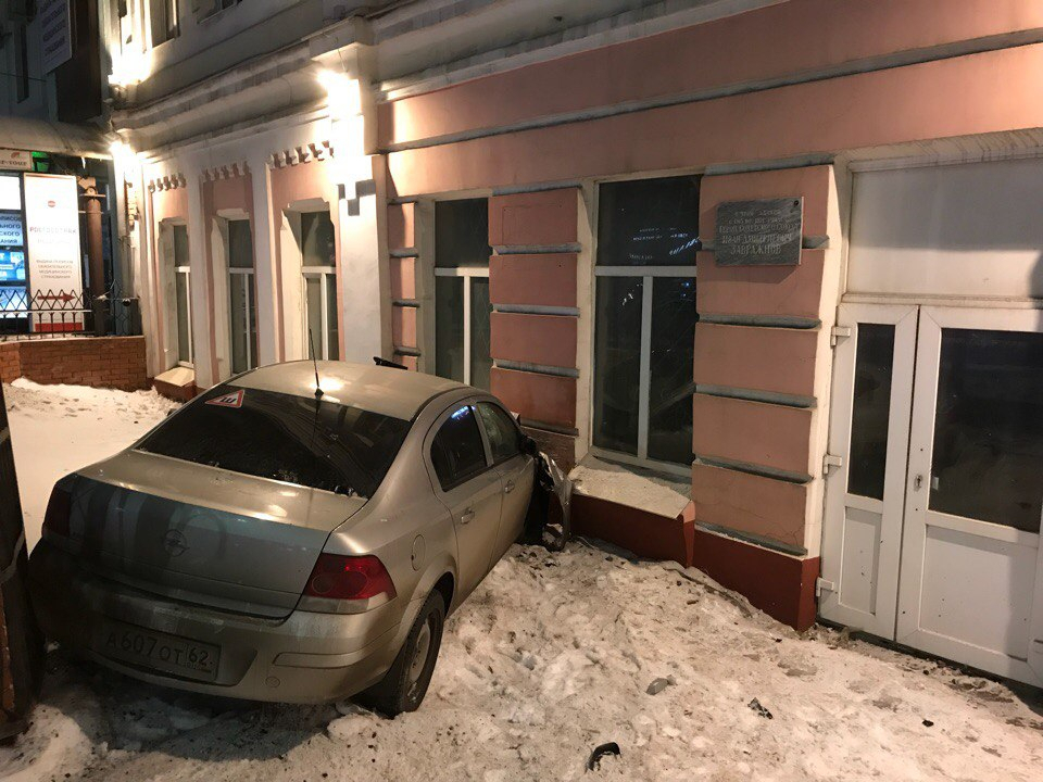 ДТП в центре Рязани: "Опель" вылетел на тротуар и врезался в здание вуза