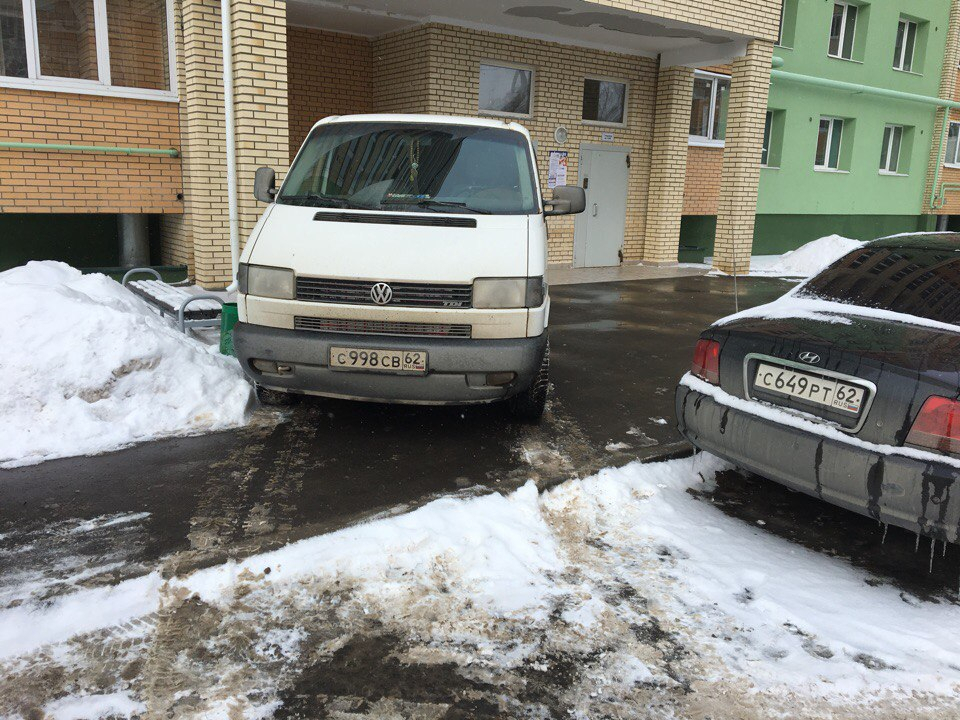 Ему так удобно: на Шереметьевской автохам припарковался на тротуаре