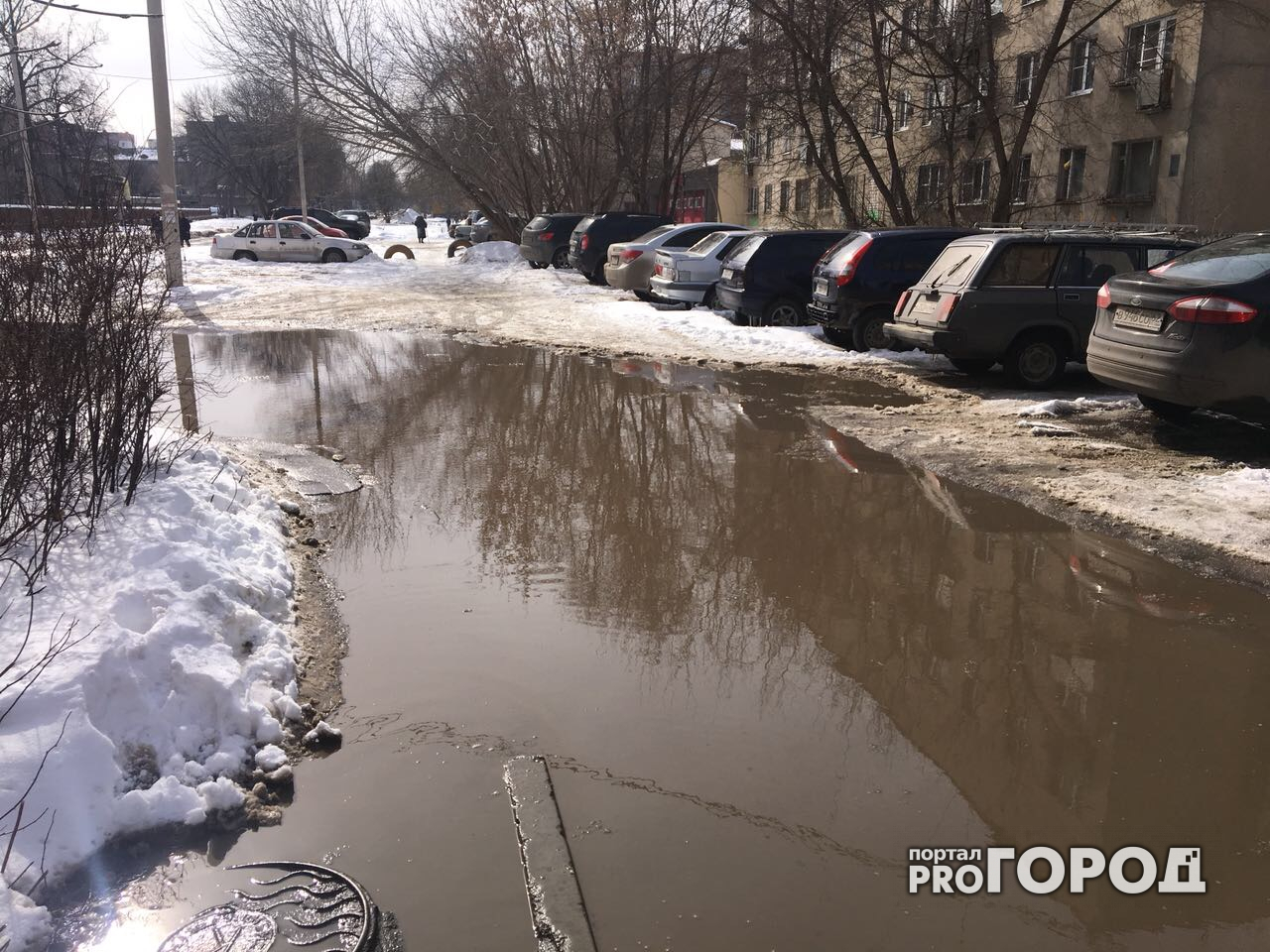 Поток машин во дворах на Ленинского Комсомола разбил покрытие - теперь там потоп