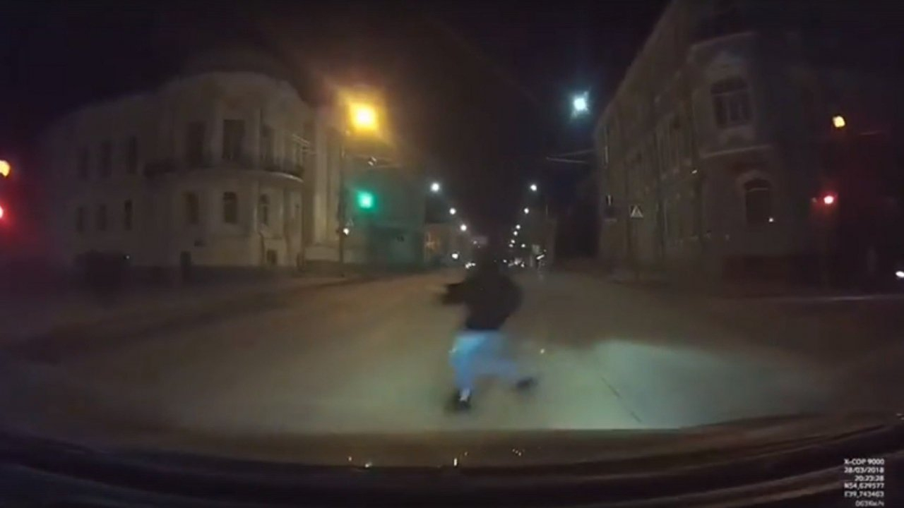 Опасная игра на дороге: в Рязани подросток выбежал под колеса автомобиля и чудом избежал гибели