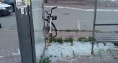 В Рязани разбили стеклянную остановку рядом со зданием ГИБДД