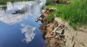 В Рязанской области размыв на берегах реки Пры проявил закопанные туристами горы мусора 