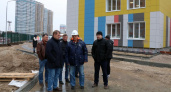 Виталий Артёмов оценил ход строительства детского сада в Кальном и манежа «Юность»