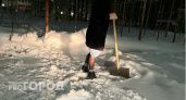 В Рязанской области женщина хотела наказать дворника ударом лопаты за плохую уборку