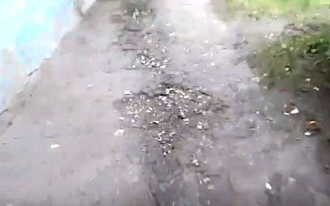 Рязанцы жалуются на разбитый тротуар на улице Лизы Чайкиной