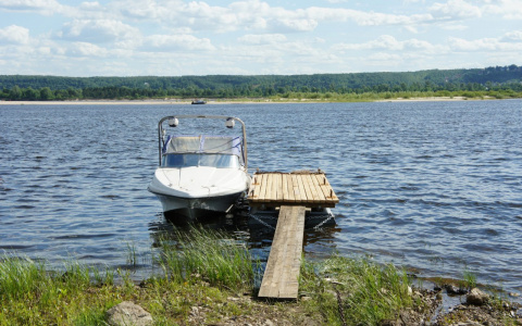 В Рязанской области перевернулась лодка с тремя рыбаками