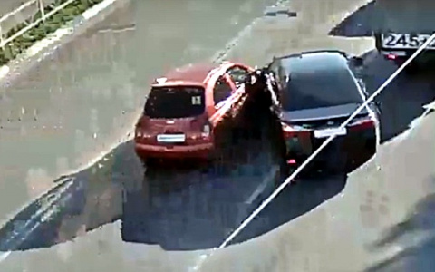 На улице Гагарина произошло ДТП: Toyota врезалась в Nissan