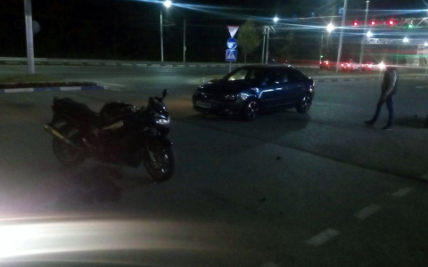 Ночью у ТЦ "Декатлон" мотоциклист врезался в Мазду