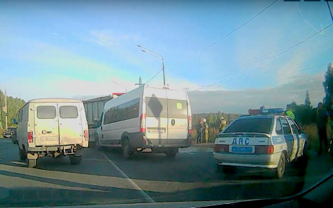Видео. На Ряжском шоссе столкнулись грузовик и маршрутка, есть пострадавшие
